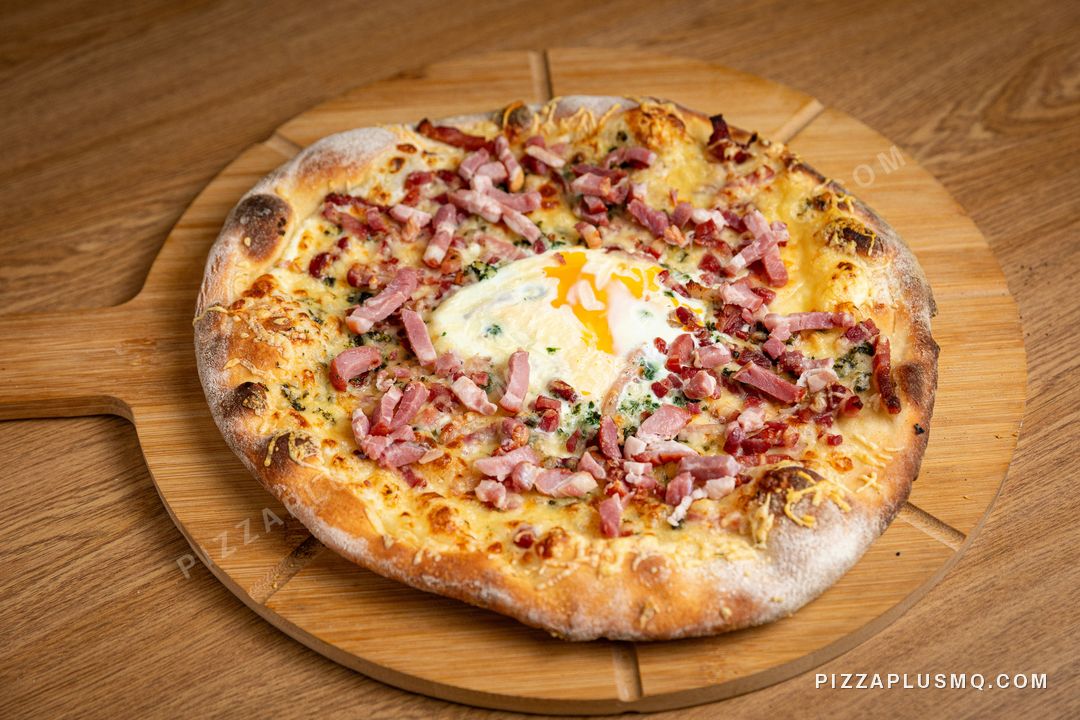 Campagnarde pizza with bacon and egg