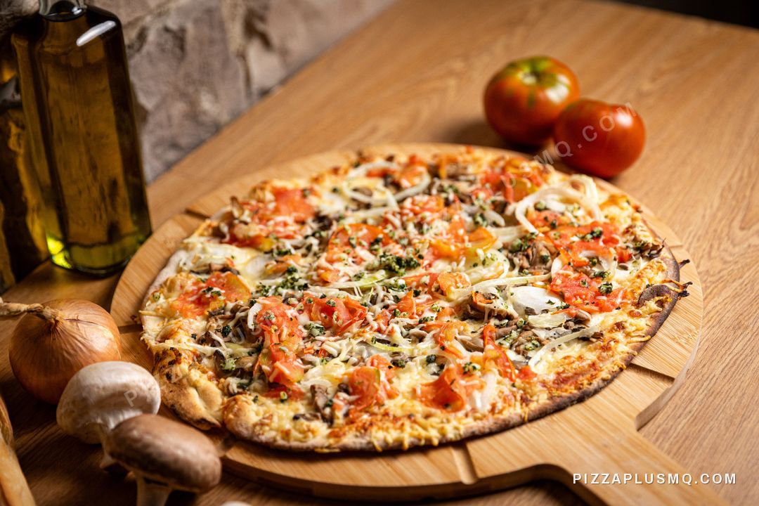 Pizza Primavera, tomates fraîches et champignons