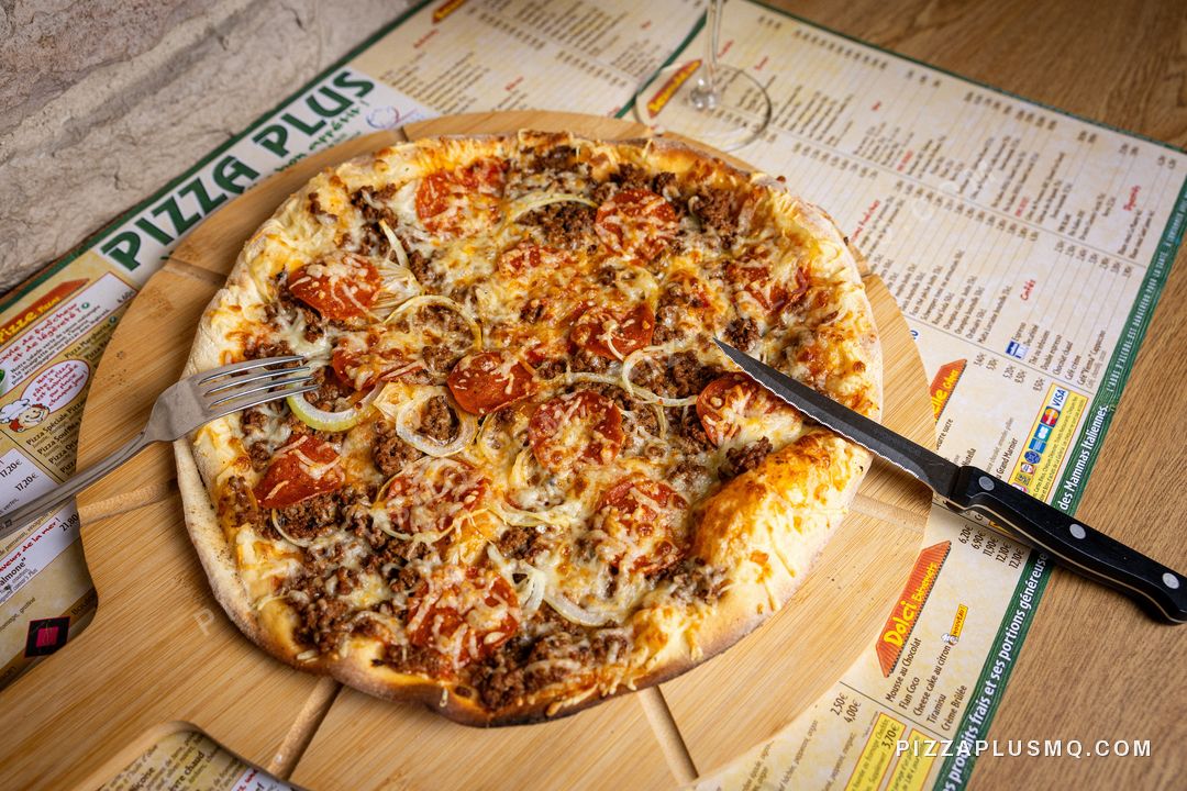 Pizza servie sur le set de table Pizza Plus